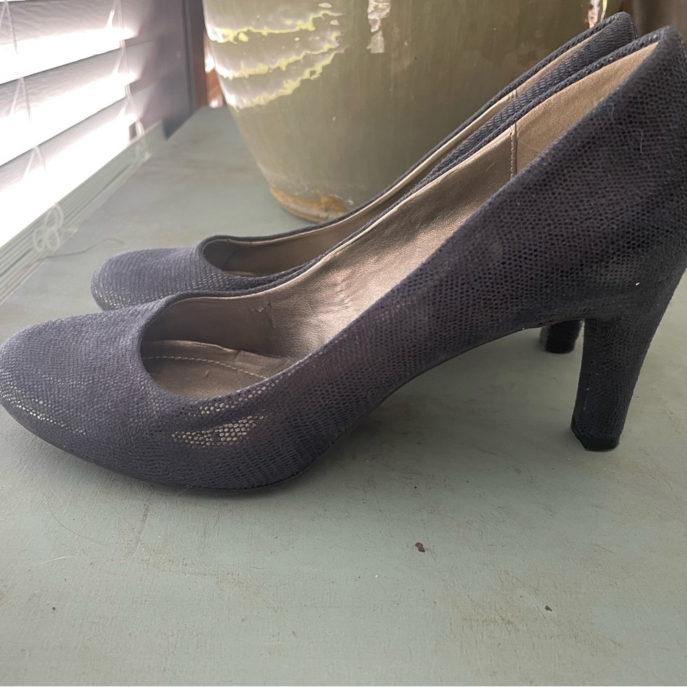 EUC Bandolino navy heels. No scuff marks. Size 6.5